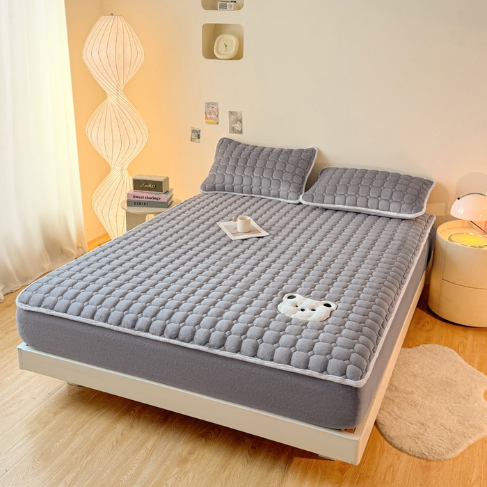 91家纺网 家纺一手货源 找家纺 予梦家纺 2025秋冬新款牛奶绒加厚刺绣夹棉单床笠床垫子保护套秋冬保暖床罩子三件套 丽桑卓-小白熊灰