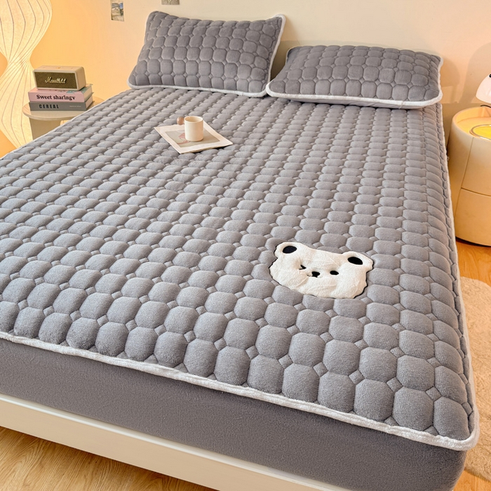 91家纺网 家纺一手货源 找家纺 予梦家纺 2025秋冬新款牛奶绒加厚刺绣夹棉单床笠床垫子保护套秋冬保暖床罩子三件套 丽桑卓-小白熊灰