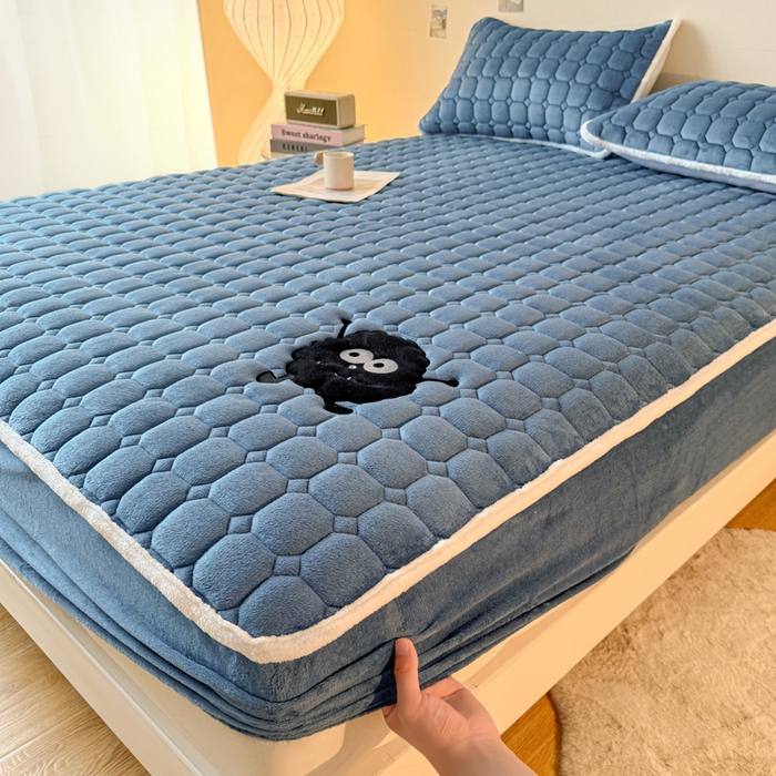 91家纺网 家纺一手货源 找家纺 予梦家纺 2025秋冬新款牛奶绒加厚刺绣夹棉单床笠床垫子保护套秋冬保暖床罩子三件套 丽桑卓-黑煤球蓝