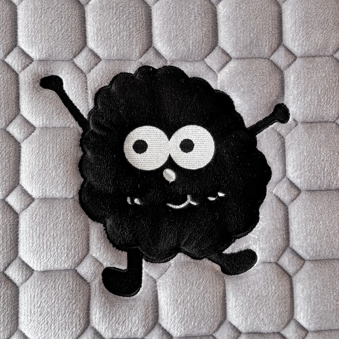 91家纺网 家纺一手货源 找家纺 予梦家纺 2025秋冬新款牛奶绒加厚刺绣夹棉单床笠床垫子保护套秋冬保暖床罩子三件套 丽桑卓-黑煤球灰