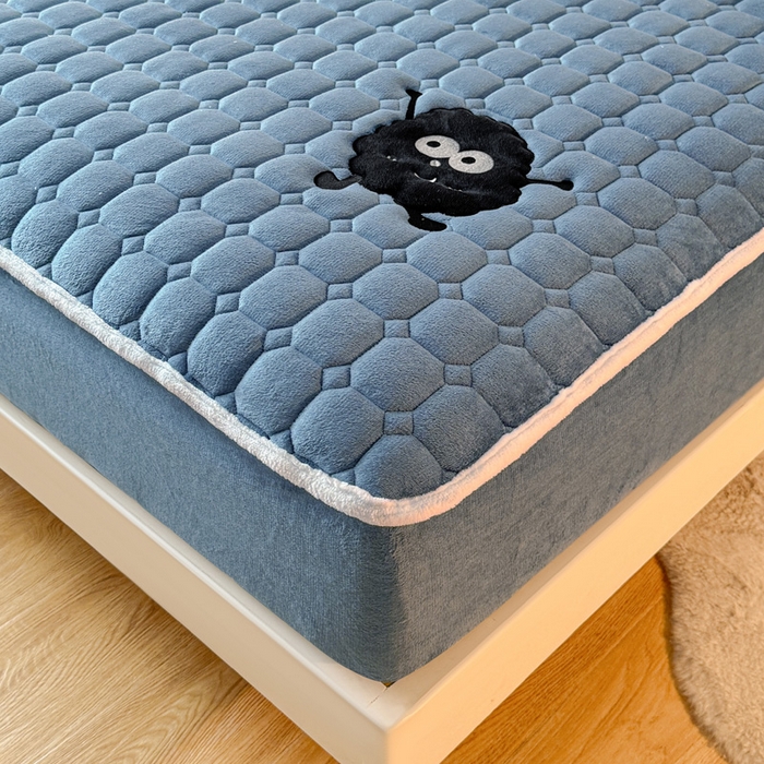 91家纺网 家纺一手货源 找家纺 予梦家纺 2025秋冬新款牛奶绒加厚刺绣夹棉单床笠床垫子保护套秋冬保暖床罩子三件套 丽桑卓-黑煤球蓝