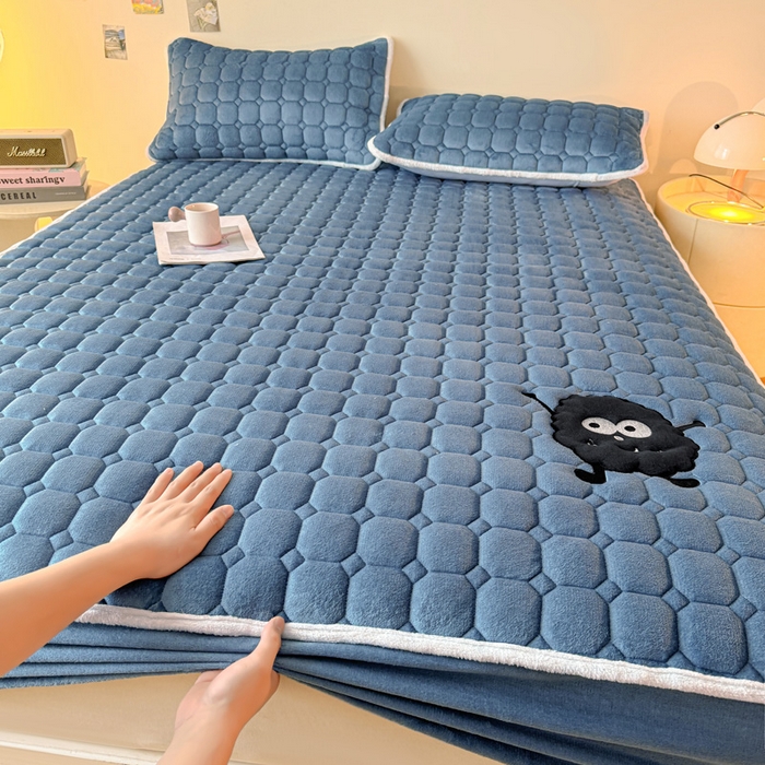 91家纺网 家纺一手货源 找家纺 予梦家纺 2025秋冬新款牛奶绒加厚刺绣夹棉单床笠床垫子保护套秋冬保暖床罩子三件套 丽桑卓-黑煤球蓝