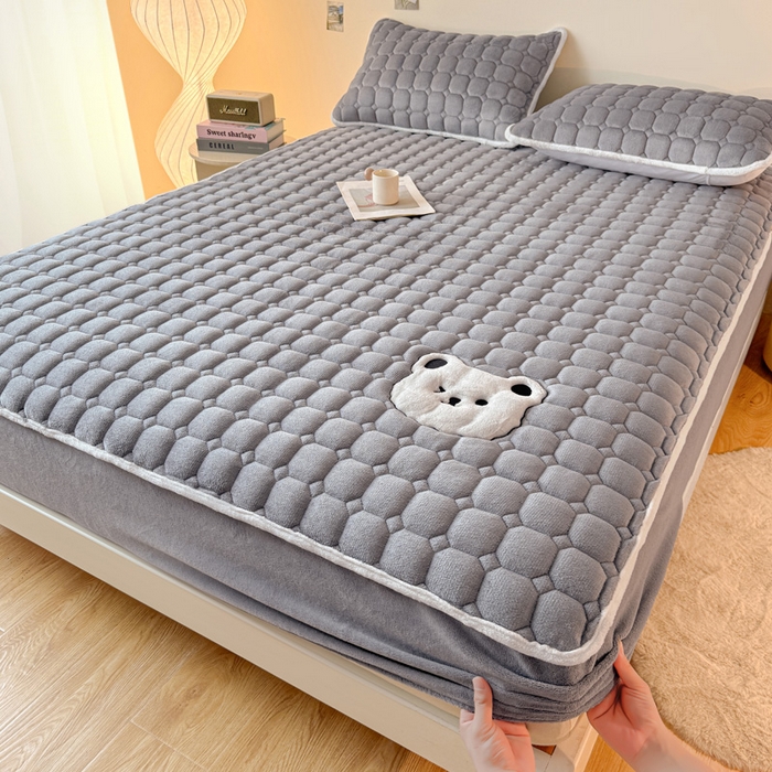 91家纺网 家纺一手货源 找家纺 予梦家纺 2025秋冬新款牛奶绒加厚刺绣夹棉单床笠床垫子保护套秋冬保暖床罩子三件套 丽桑卓-小白熊灰