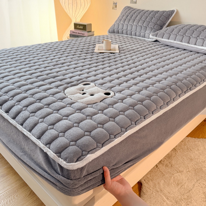 91家纺网 家纺一手货源 找家纺 予梦家纺 2025秋冬新款牛奶绒加厚刺绣夹棉单床笠床垫子保护套秋冬保暖床罩子三件套 丽桑卓-小白熊灰