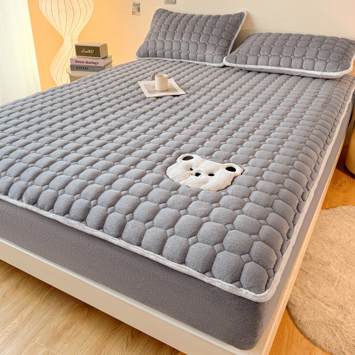 91家纺网 家纺一手货源 找家纺 予梦家纺 2025秋冬新款牛奶绒加厚刺绣夹棉单床笠床垫子保护套秋冬保暖床罩子三件套 丽桑卓-小白熊灰