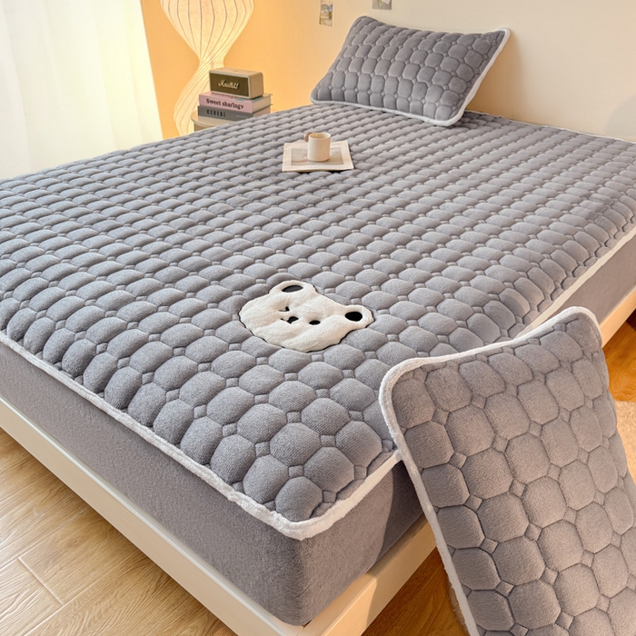 91家纺网 家纺一手货源 找家纺 予梦家纺 2025秋冬新款牛奶绒加厚刺绣夹棉单床笠床垫子保护套秋冬保暖床罩子三件套 丽桑卓-小白熊灰