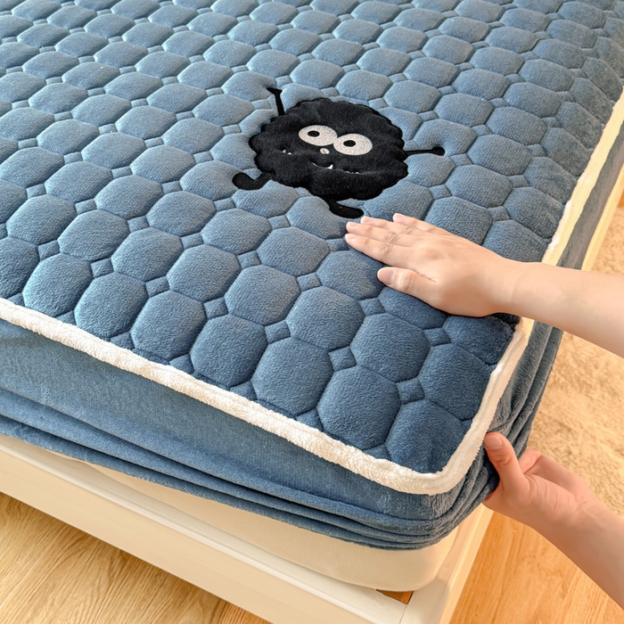 91家纺网 家纺一手货源 找家纺 予梦家纺 2025秋冬新款牛奶绒加厚刺绣夹棉单床笠床垫子保护套秋冬保暖床罩子三件套 丽桑卓-黑煤球蓝