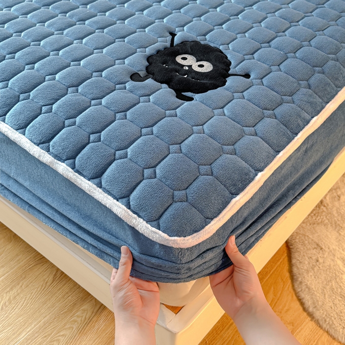 91家纺网 家纺一手货源 找家纺 予梦家纺 2025秋冬新款牛奶绒加厚刺绣夹棉单床笠床垫子保护套秋冬保暖床罩子三件套 丽桑卓-黑煤球蓝