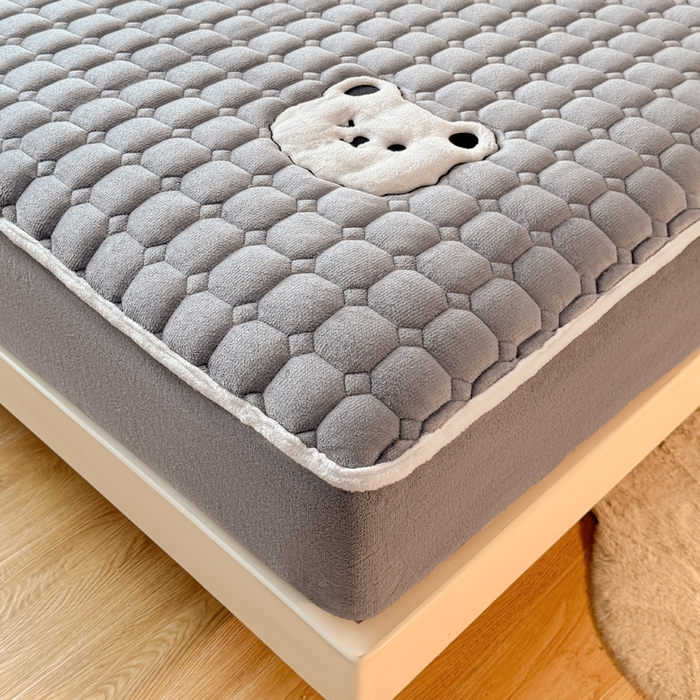 91家纺网 家纺一手货源 找家纺 予梦家纺 2025秋冬新款牛奶绒加厚刺绣夹棉单床笠床垫子保护套秋冬保暖床罩子三件套 丽桑卓-小白熊灰