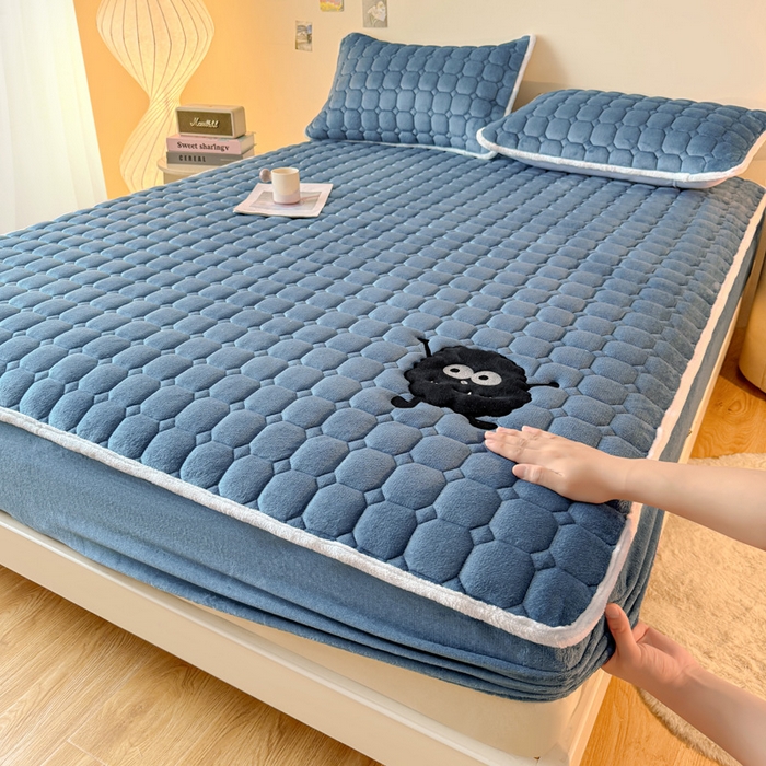 予梦家纺 2025秋冬新款牛奶绒加厚刺绣夹棉单床笠床垫子保护套秋冬保暖床罩子三件套 丽桑卓-黑煤球蓝