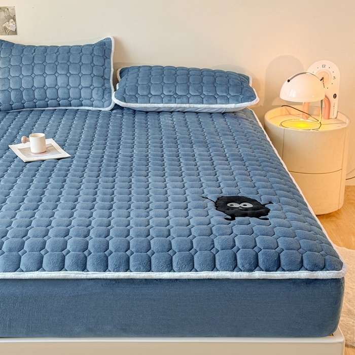 91家纺网 家纺一手货源 找家纺 予梦家纺 2025秋冬新款牛奶绒加厚刺绣夹棉单床笠床垫子保护套秋冬保暖床罩子三件套 丽桑卓-黑煤球蓝