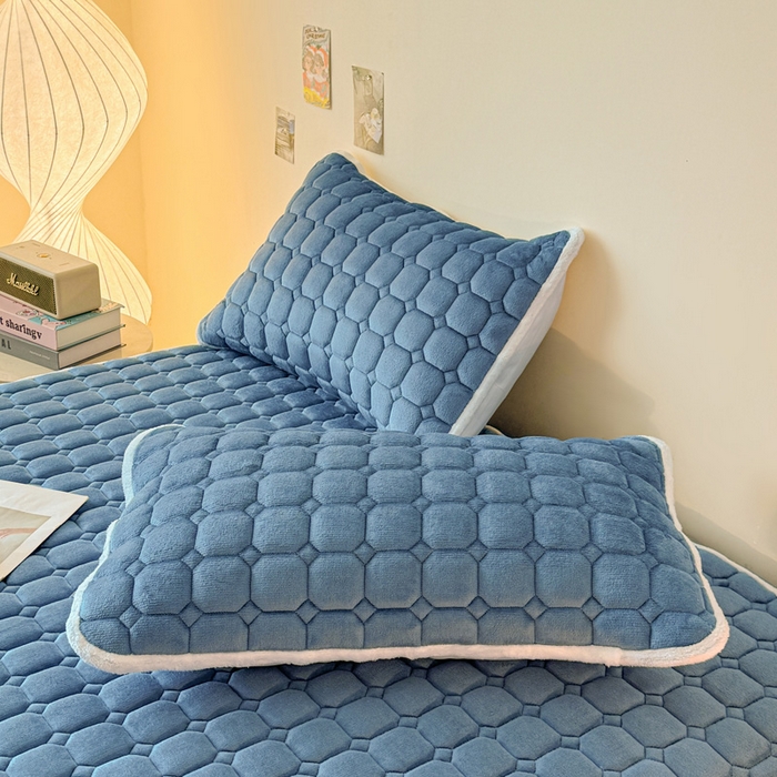 91家纺网 家纺一手货源 找家纺 予梦家纺 2025秋冬新款牛奶绒加厚刺绣夹棉单床笠床垫子保护套秋冬保暖床罩子三件套 丽桑卓-小白熊蓝