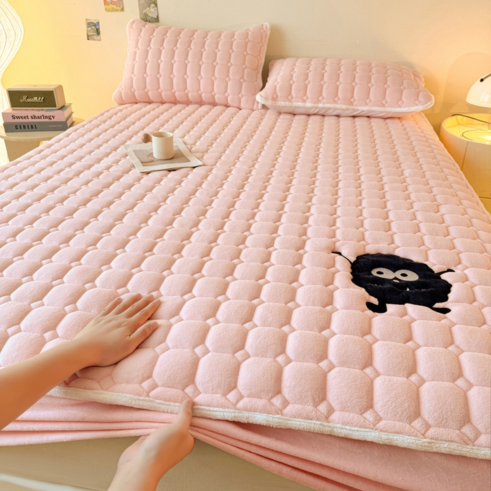 91家纺网 家纺一手货源 找家纺 （总）予梦家纺 2025秋冬新款牛奶绒加厚刺绣夹棉单床笠床垫子保护套秋冬保暖床罩子三件套