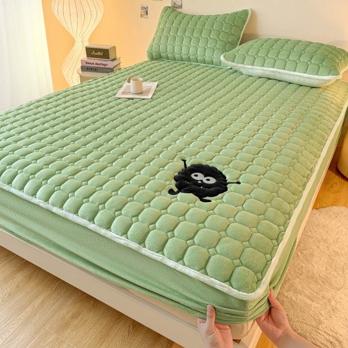 91家纺网 家纺一手货源 找家纺 予梦家纺 2025秋冬新款牛奶绒加厚刺绣夹棉单床笠床垫子保护套秋冬保暖床罩子三件套 丽桑卓-黑煤球绿