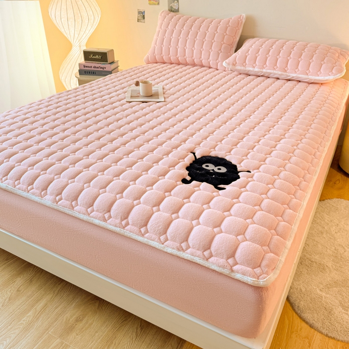 91家纺网 家纺一手货源 找家纺 （总）予梦家纺 2025秋冬新款牛奶绒加厚刺绣夹棉单床笠床垫子保护套秋冬保暖床罩子三件套