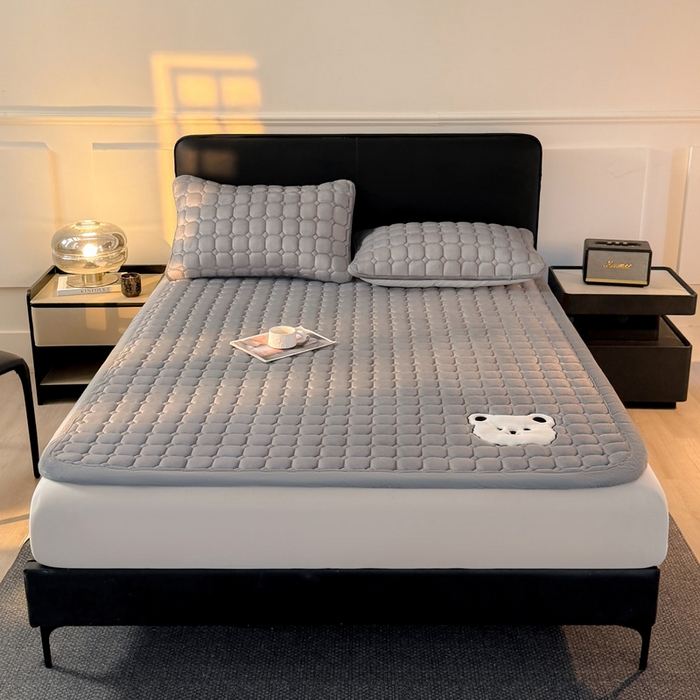 91家纺网 家纺一手货源 找家纺 予梦家纺 2025新款牛奶绒加厚刺绣床护垫床垫保护套 辛德拉-小白熊灰