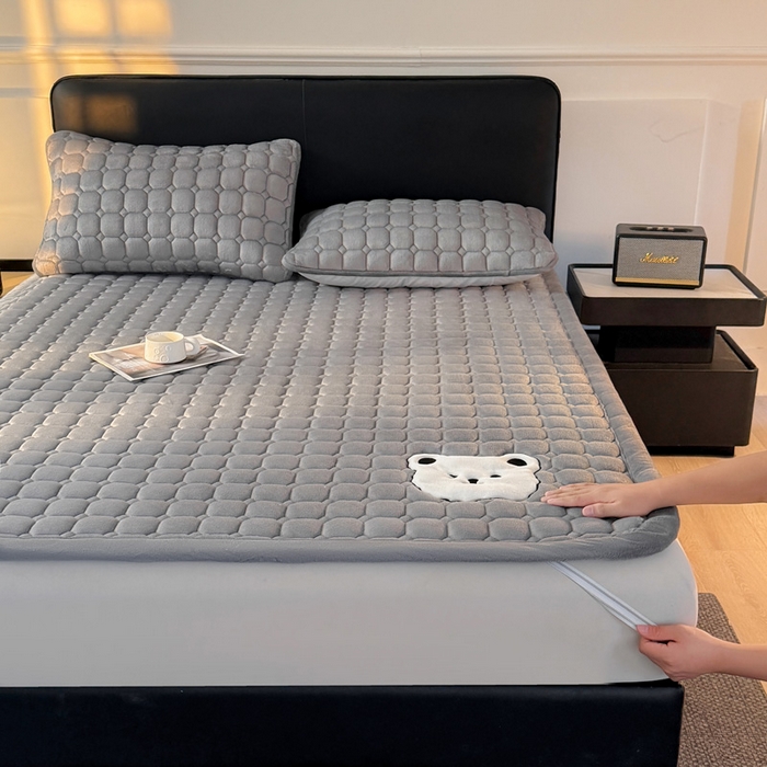 91家纺网 家纺一手货源 找家纺 予梦家纺 2025新款牛奶绒加厚刺绣床护垫床垫保护套 辛德拉-小白熊灰