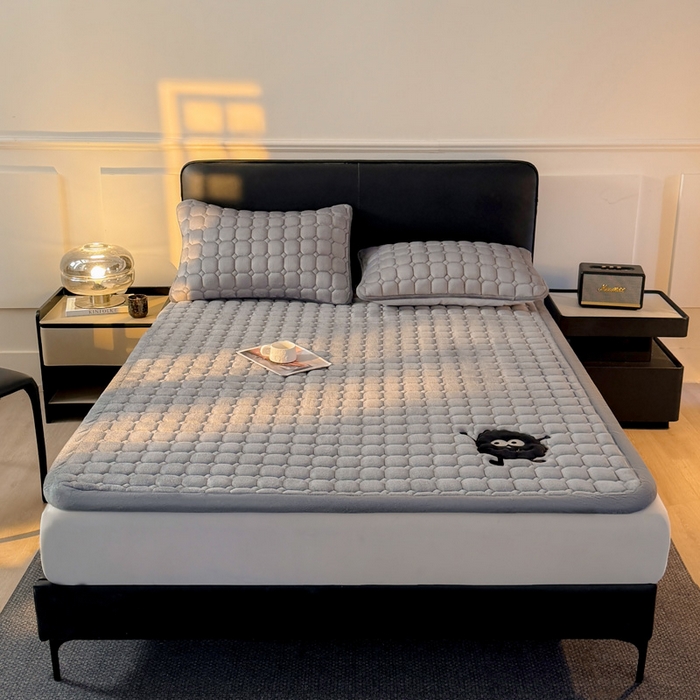 91家纺网 家纺一手货源 找家纺 予梦家纺 2025新款牛奶绒加厚刺绣床护垫床垫保护套 辛德拉-黑煤球灰