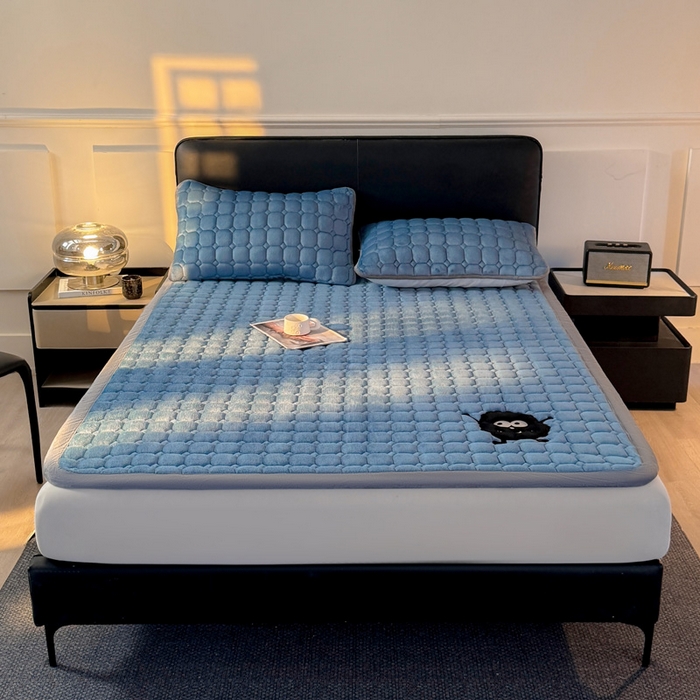 91家纺网 家纺一手货源 找家纺 予梦家纺 2025新款牛奶绒加厚刺绣床护垫床垫保护套 辛德拉-黑煤球蓝