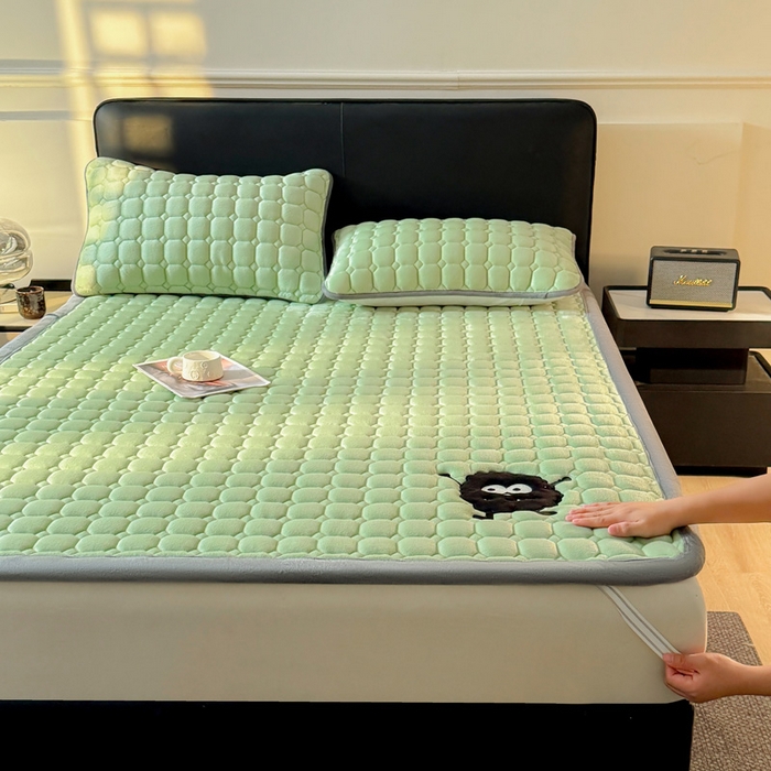 91家纺网 家纺一手货源 找家纺 予梦家纺 2025新款牛奶绒加厚刺绣床护垫床垫保护套 辛德拉-黑煤球绿