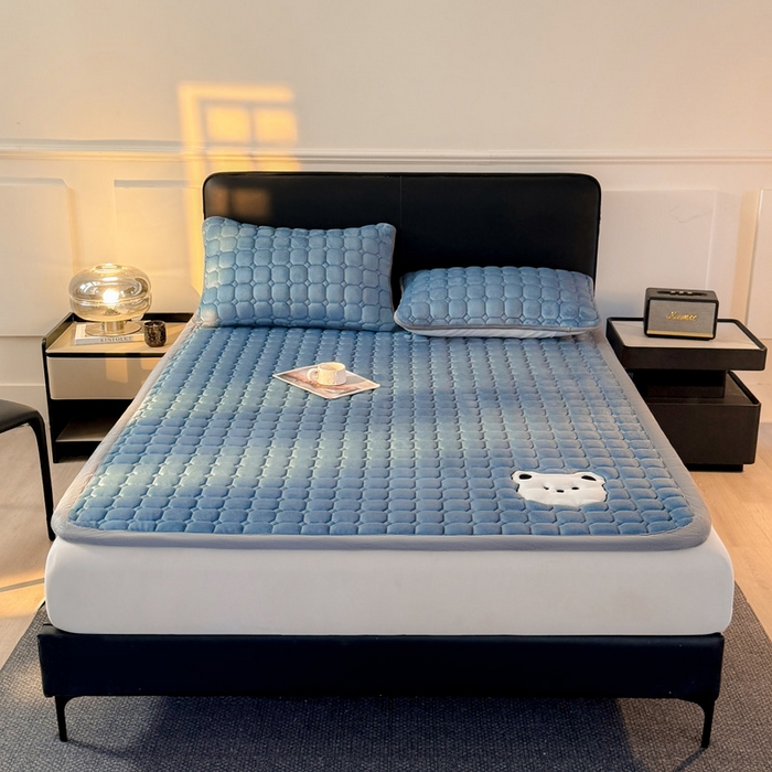 91家纺网 家纺一手货源 找家纺 予梦家纺 2025新款牛奶绒加厚刺绣床护垫床垫保护套 辛德拉-小白熊蓝