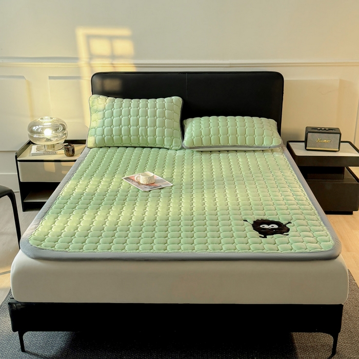 91家纺网 家纺一手货源 找家纺 予梦家纺 2025新款牛奶绒加厚刺绣床护垫床垫保护套 辛德拉-黑煤球绿