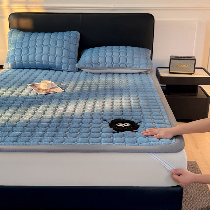 91家纺网 家纺一手货源 找家纺 予梦家纺 2025新款牛奶绒加厚刺绣床护垫床垫保护套 辛德拉-黑煤球蓝