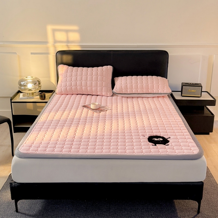 91家纺网 家纺一手货源 找家纺 予梦家纺 2025新款牛奶绒加厚刺绣床护垫床垫保护套 辛德拉-黑煤球粉