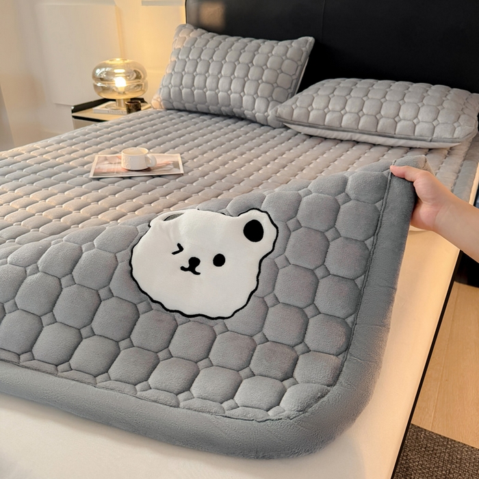 91家纺网 家纺一手货源 找家纺 予梦家纺 2025新款牛奶绒加厚刺绣床护垫床垫保护套 辛德拉-小白熊灰