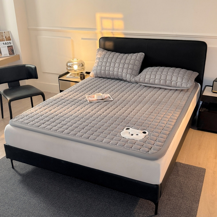 91家纺网 家纺一手货源 找家纺 予梦家纺 2025新款牛奶绒加厚刺绣床护垫床垫保护套 辛德拉-小白熊灰