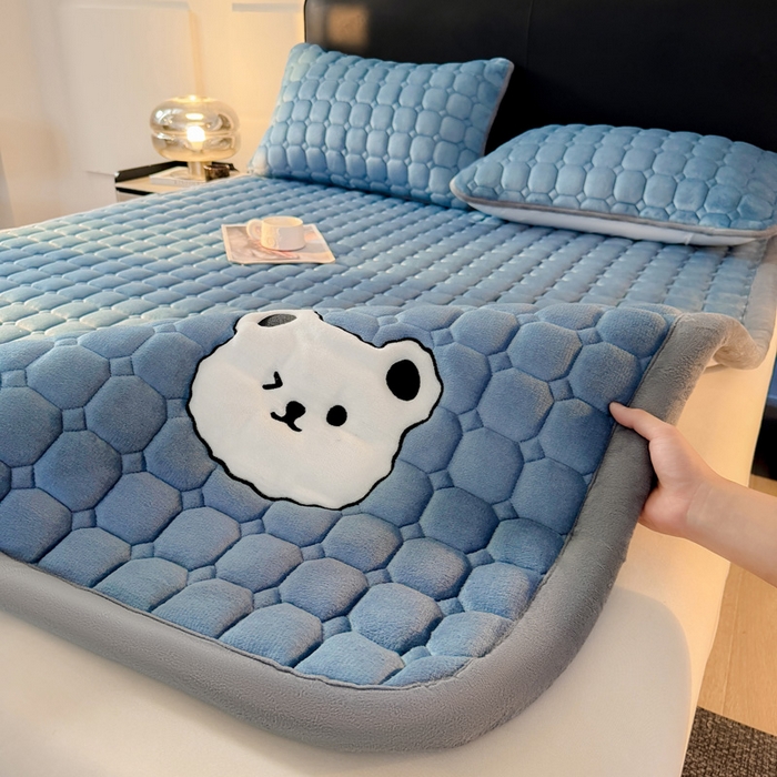 91家纺网 家纺一手货源 找家纺 予梦家纺 2025新款牛奶绒加厚刺绣床护垫床垫保护套 辛德拉-小白熊蓝