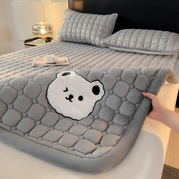 91家纺网 家纺一手货源 找家纺 予梦家纺 2025新款牛奶绒加厚刺绣床护垫床垫保护套 辛德拉-小白熊灰