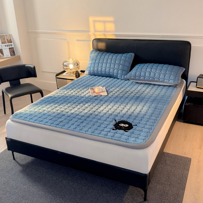 91家纺网 家纺一手货源 找家纺 予梦家纺 2025新款牛奶绒加厚刺绣床护垫床垫保护套 辛德拉-黑煤球蓝