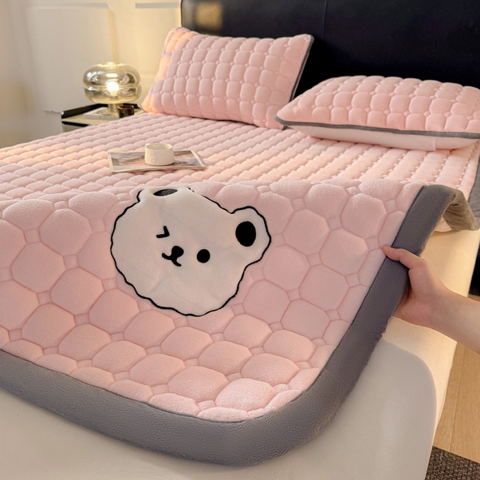 91家纺网 家纺一手货源 找家纺 予梦家纺 2025新款牛奶绒加厚刺绣床护垫床垫保护套 辛德拉-小白熊粉