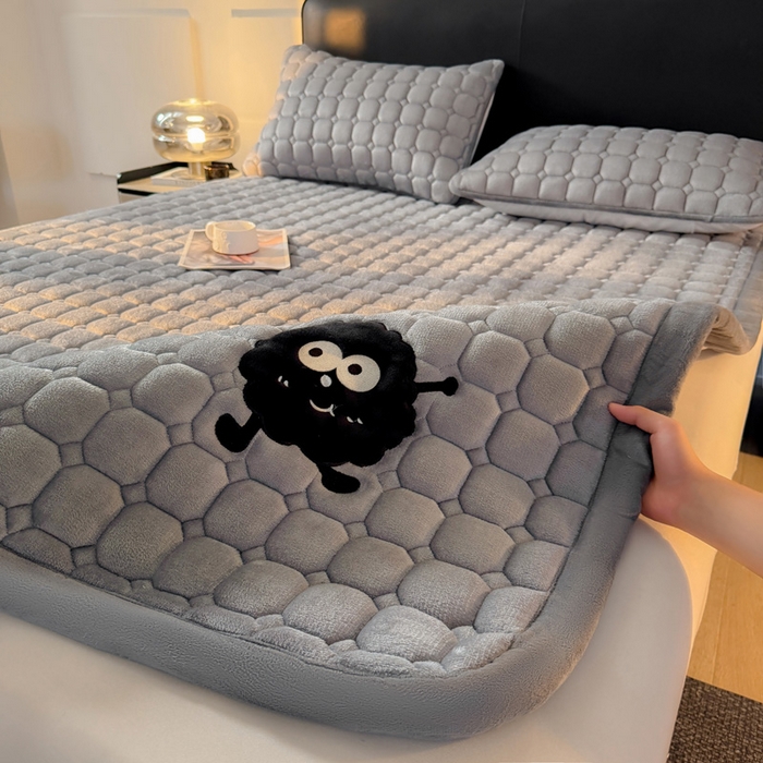 91家纺网 家纺一手货源 找家纺 予梦家纺 2025新款牛奶绒加厚刺绣床护垫床垫保护套 辛德拉-黑煤球灰