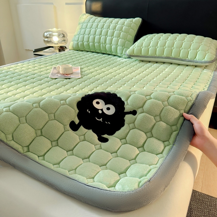 91家纺网 家纺一手货源 找家纺 予梦家纺 2025新款牛奶绒加厚刺绣床护垫床垫保护套 辛德拉-黑煤球绿