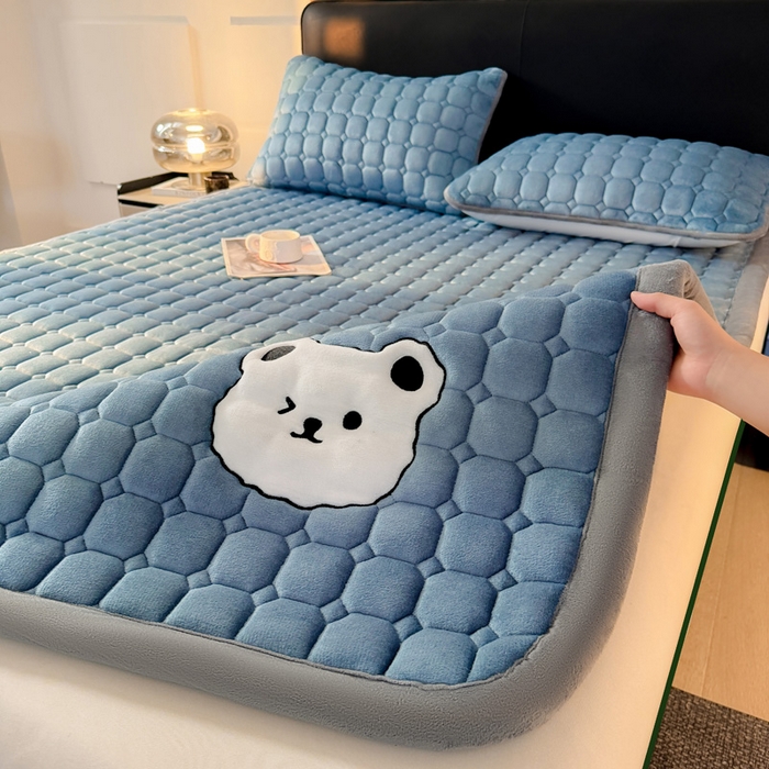 91家纺网 家纺一手货源 找家纺 予梦家纺 2025新款牛奶绒加厚刺绣床护垫床垫保护套 辛德拉-小白熊蓝