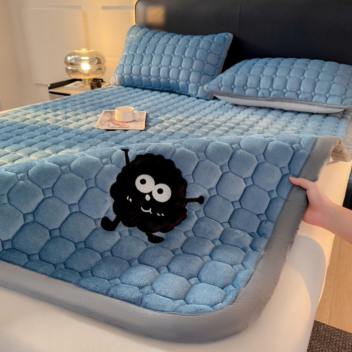 91家纺网 家纺一手货源 找家纺 予梦家纺 2025新款牛奶绒加厚刺绣床护垫床垫保护套 辛德拉-黑煤球蓝