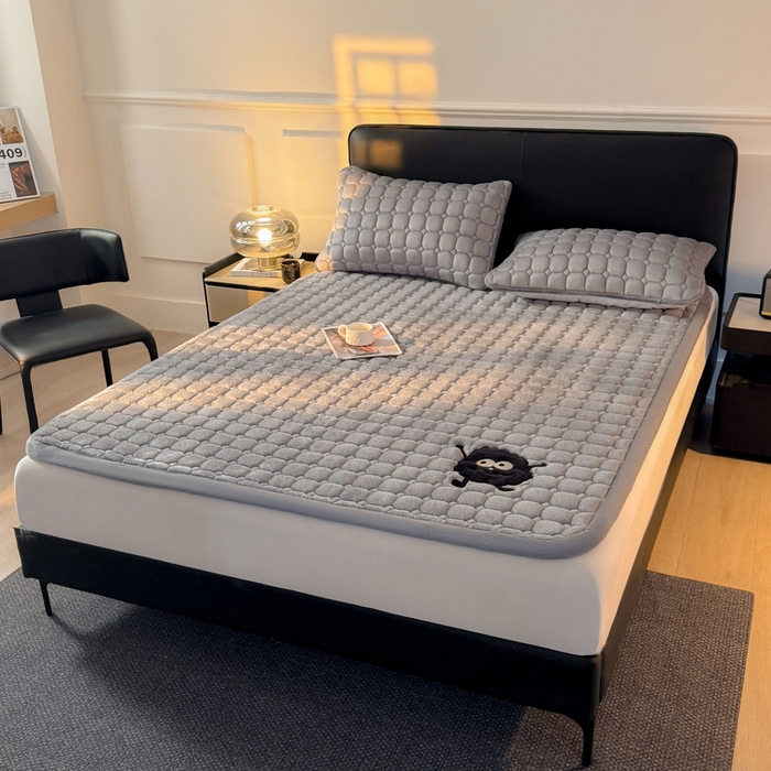 91家纺网 家纺一手货源 找家纺 予梦家纺 2025新款牛奶绒加厚刺绣床护垫床垫保护套 辛德拉-黑煤球灰