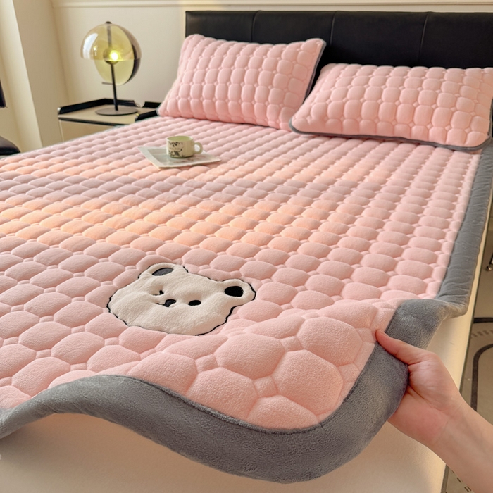 91家纺网 家纺一手货源 找家纺 予梦家纺 2025新款牛奶绒加厚刺绣床护垫床垫保护套 辛德拉-小白熊粉