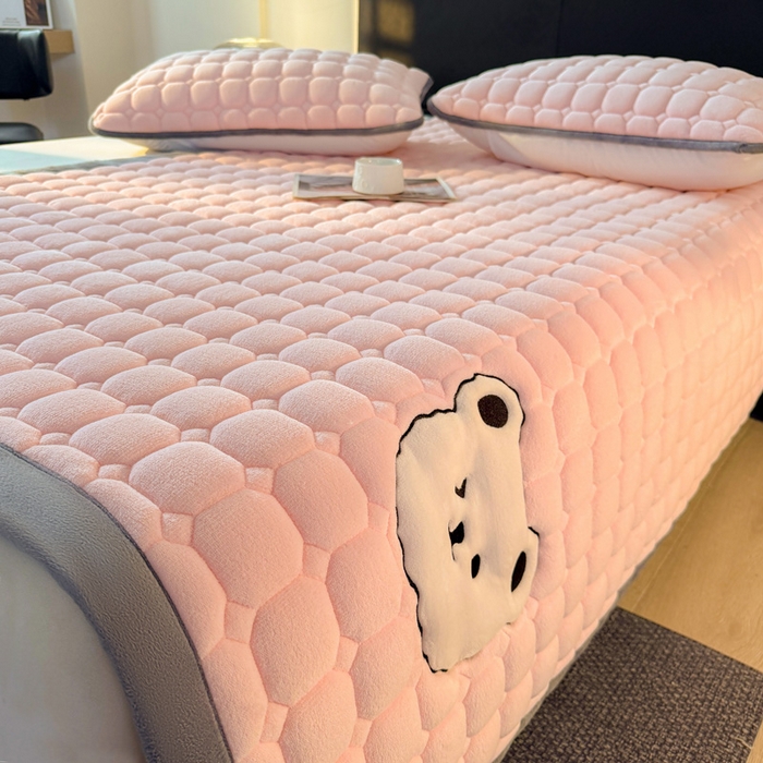 91家纺网 家纺一手货源 找家纺 予梦家纺 2025新款牛奶绒加厚刺绣床护垫床垫保护套 辛德拉-小白熊粉