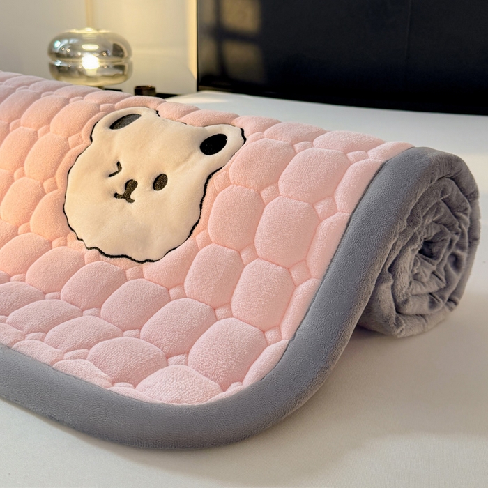 91家纺网 家纺一手货源 找家纺 予梦家纺 2025新款牛奶绒加厚刺绣床护垫床垫保护套 辛德拉-小白熊粉