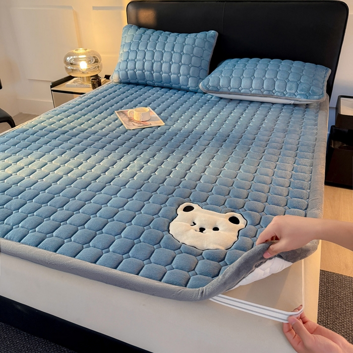 91家纺网 家纺一手货源 找家纺 予梦家纺 2025新款牛奶绒加厚刺绣床护垫床垫保护套 辛德拉-小白熊蓝