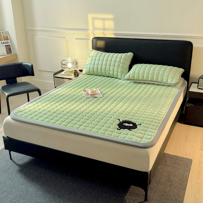 91家纺网 家纺一手货源 找家纺 予梦家纺 2025新款牛奶绒加厚刺绣床护垫床垫保护套 辛德拉-黑煤球绿