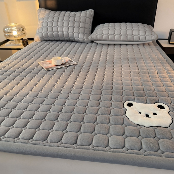 91家纺网 家纺一手货源 找家纺 予梦家纺 2025新款牛奶绒加厚刺绣床护垫床垫保护套 辛德拉-小白熊灰