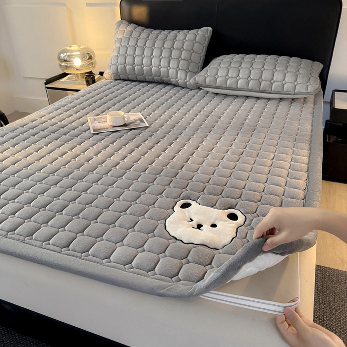 91家纺网 家纺一手货源 找家纺 予梦家纺 2025新款牛奶绒加厚刺绣床护垫床垫保护套 辛德拉-小白熊灰