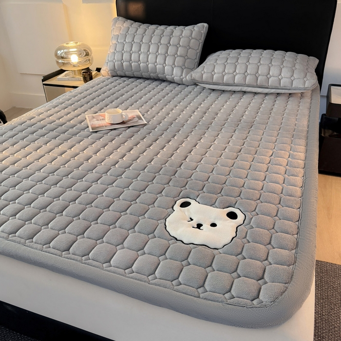 91家纺网 家纺一手货源 找家纺 予梦家纺 2025新款牛奶绒加厚刺绣床护垫床垫保护套 辛德拉-小白熊灰