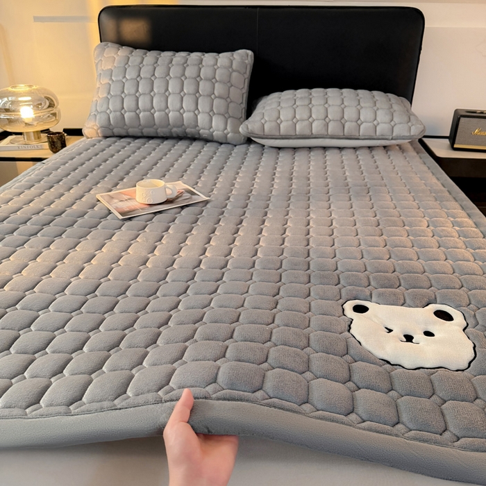 予梦家纺 2025新款牛奶绒加厚刺绣床护垫床垫保护套 辛德拉-小白熊灰