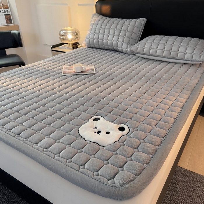 91家纺网 家纺一手货源 找家纺 予梦家纺 2025新款牛奶绒加厚刺绣床护垫床垫保护套 辛德拉-小白熊灰