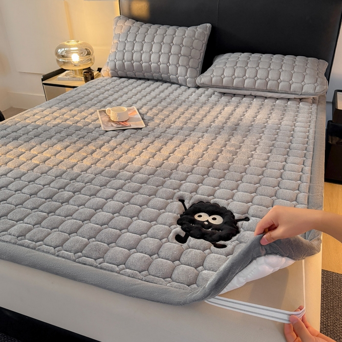 91家纺网 家纺一手货源 找家纺 予梦家纺 2025新款牛奶绒加厚刺绣床护垫床垫保护套 辛德拉-黑煤球灰